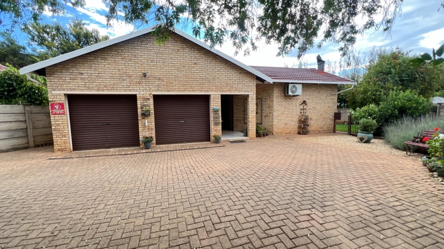 4 Bedroom Property for Sale in Langenhovenpark Free State